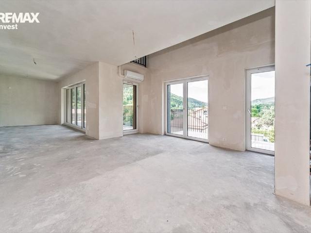 Do sprzedania przestronne 89 m² mieszkanie z antresolą i balkonem