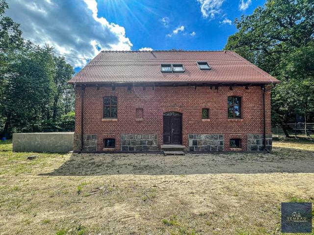 Do sprzedania urokliwa leśniczówka 280 m² w Białośliwiu