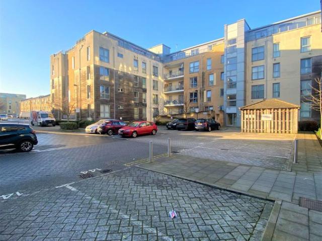 Domus Court, Edgware HA8, 2 bed flat to rent, £1,850 pcm | PrimeLocation