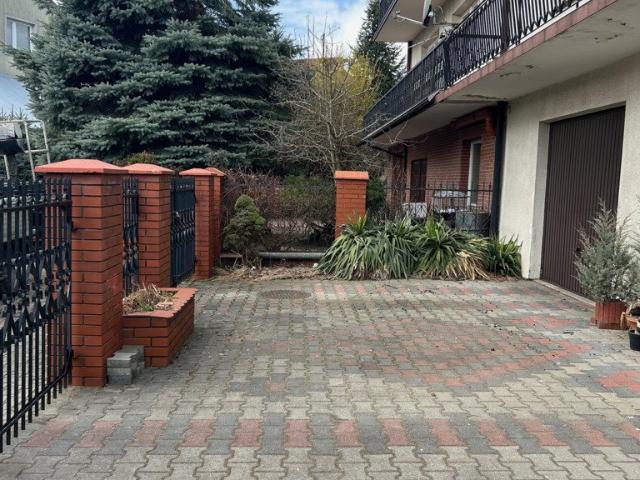 Dom 3 mieszkań, garaże, inwestycja lub rodzina polecam!