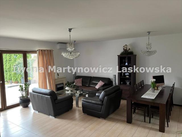 Dom 158 m² z garażem i dużą działką komfortowa nieruchomość