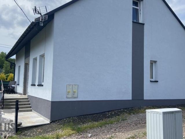 Do sprzedania dom 200 m² z panelami fotowoltaicznymi i dwoma mieszkaniami