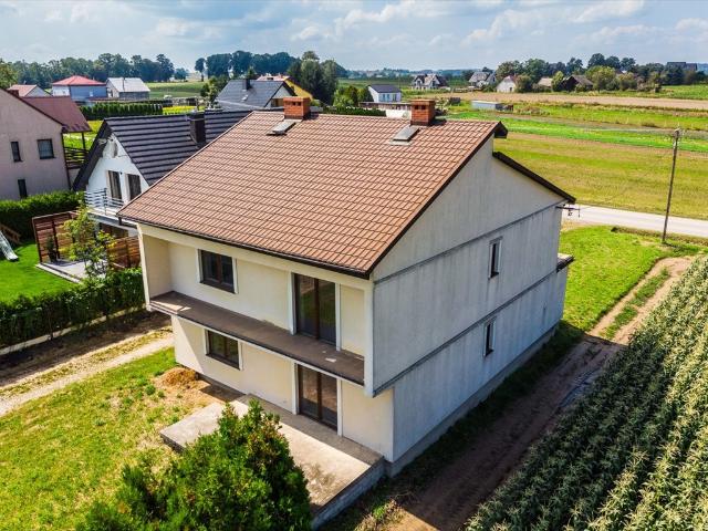 Na sprzedaż przestronny dom 254 m² z dużym potencjałem inwestycyjnym