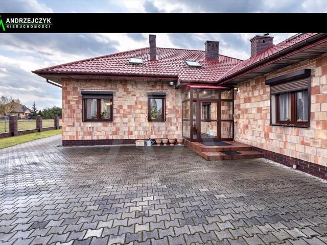 Do sprzedania przestronny dom 250 m² z oranżerią i garażem