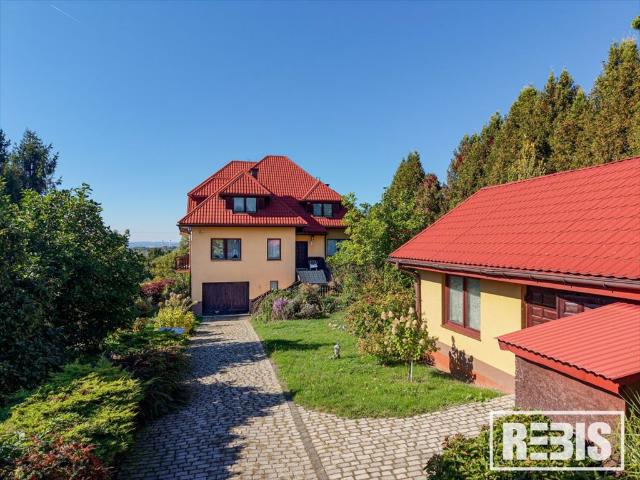 Sprzedam przestronny dom 403 m² z garażem i widokiem na dolinę