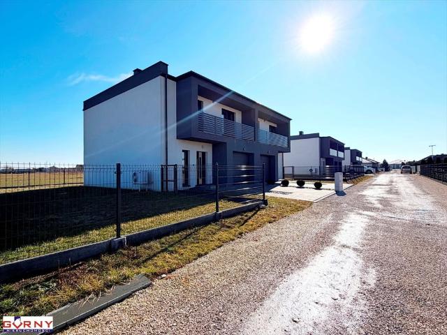 Dom bliźniak 125 m² z garażem i ogrodem w Piotrkowie