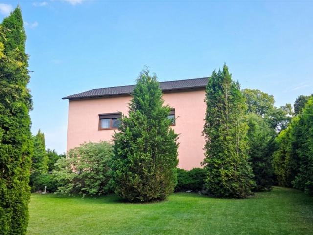 Na sprzedaż przestronny bliźniak 370 m² z dużą działką 30 arów
