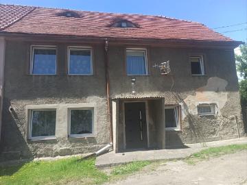 Dom bliźniak z ogrodem i budynkami gospodarcymi