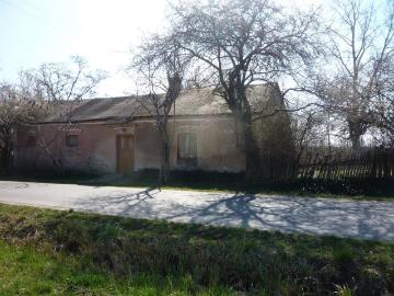 Dom do remontu na dużej działce 2400 m² z garażami