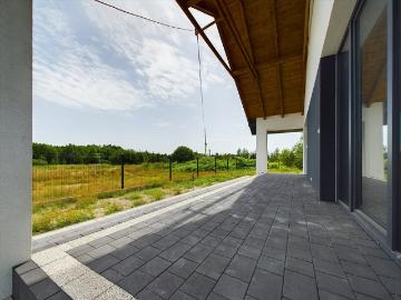 Dom deweloperski z dużym ogrodem i tarasem