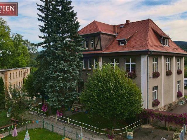 Dom na sprzedaż 8 pokoi Kowary, 742,59 m2, działka 1680 m2