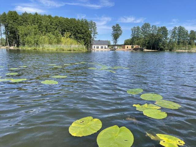 Dom nad jeziorem z prywatną plażą i pomostem