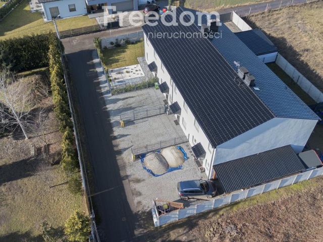 Dom szeregowy 120 m2 z niezależnymi mieszkaniami i ogródkiem