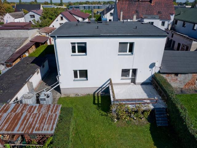 Dom szeregowy 220 m², dwa mieszkania, ogród, garaż