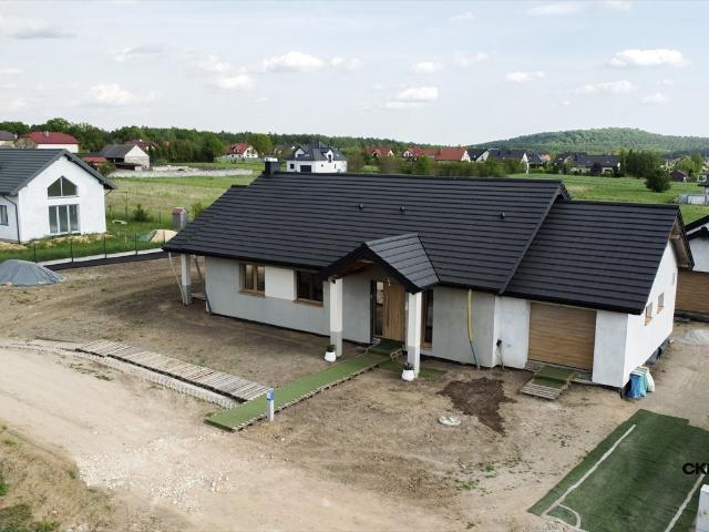 Dom parterowy z dużą działką i tarasem w Szewcach