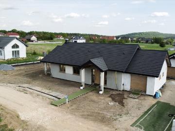Dom parterowy z dużą działką i tarasem w Szewcach