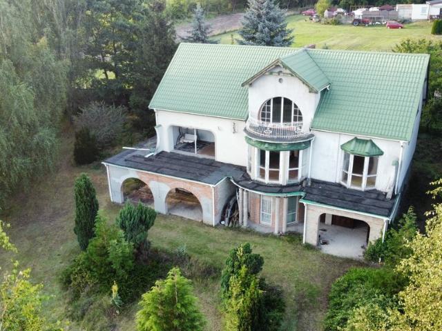 Dom w blisko jeziora w nietuzinkowym stylu
