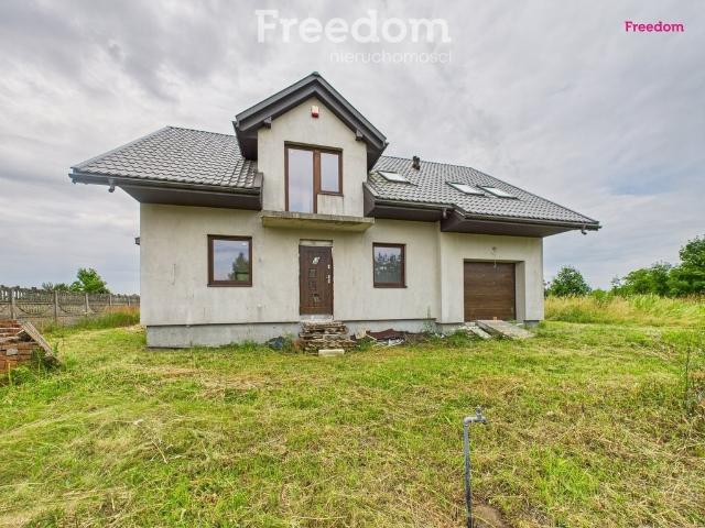 Do sprzedania dom w stanie deweloperskim z dużym ogrodem i garażem