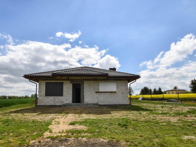 Dom w stanie surowym z dużą działką i mediami, 113 m2