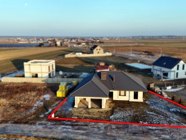 Dom w stanie surowym z dużym tarasem i garażem w Starym Widzimi