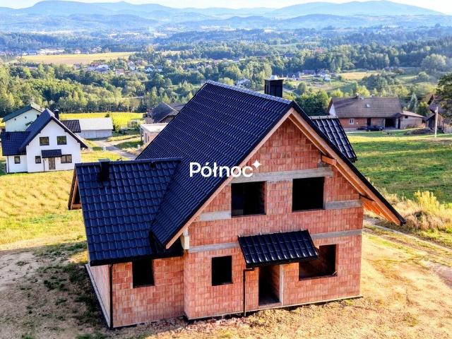 Dom w stanie surowym z panoramicznym widokiem