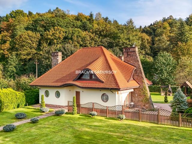 Na sprzedaż przestronny dom 200 m² z dużą działką 1950 m² w Myślenicach
