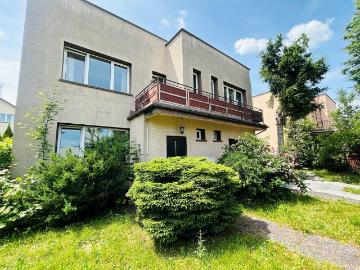 Dom wolnostojący z kominkiem, garażem i balkonami