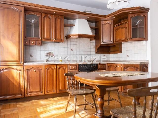 Na sprzedaż przestronny dom 260 m² z dużą działką 1604 m² w Lublinie