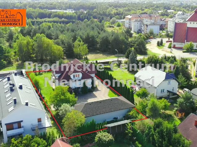 Dom z 6 mieszkaniami, garażem i fotowoltaiką