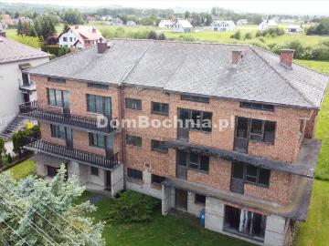 Dom z 6 niezależnymi mieszkaniami, 440 m², do remontu