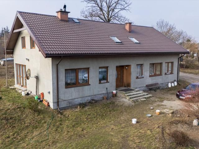 Dom z 2015 r. na dużej działce 12 912 m2 z zabudowaniami