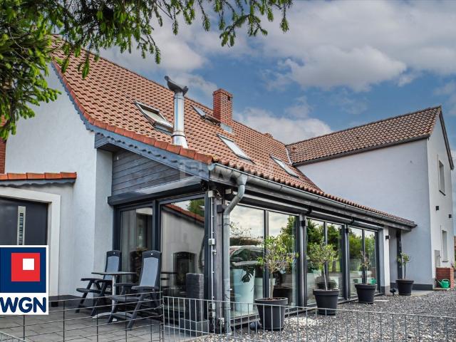 Dom z 2 niezależnymi częściami, fotowoltaika, garaże