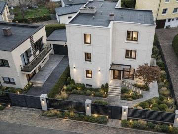 Dom z 3 niezależnymi mieszkaniami, garażem i dużą piwnicą