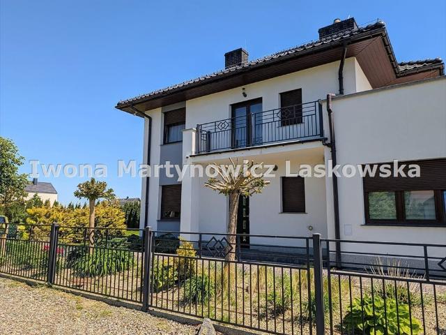 Dom z trzema niezależnymi apartamentami, inwestycja lub rodzina