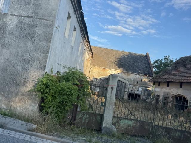 Dom z zabudowaniami i działką 0,94 ha do remontu