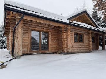 Dom z bali na dużej działce w Tyczynie – stan surowy