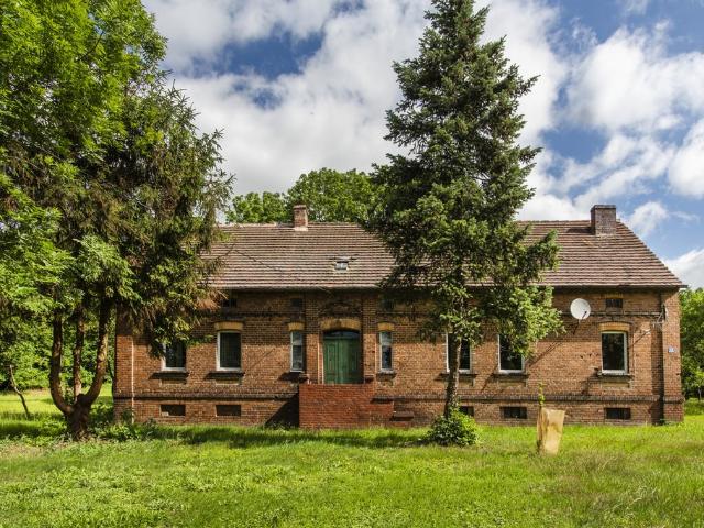 Dom z czerwonej cegły siedlisko