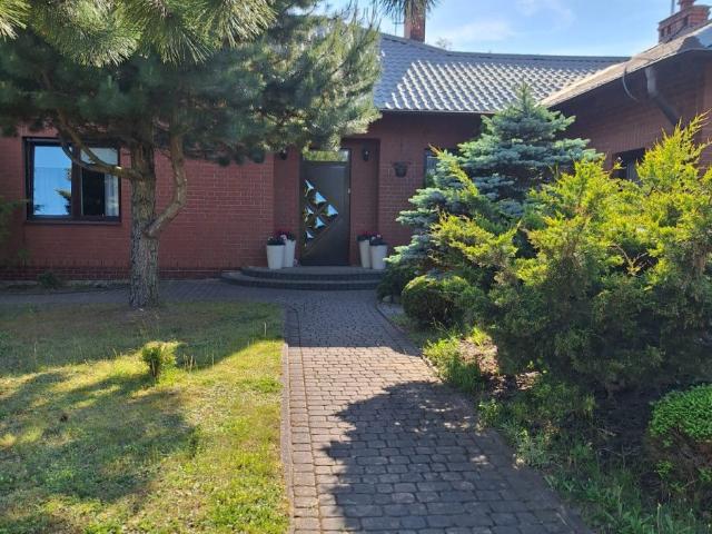 Dom z dużym ogrodem i lasem w Okolu – 298 m²