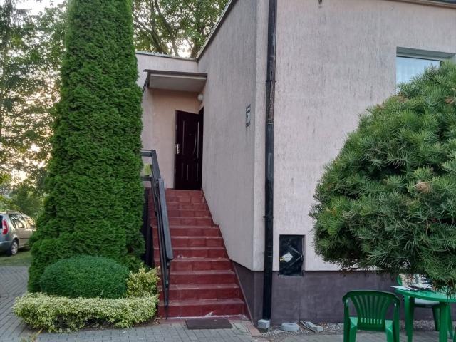 Polecam dom z dużą działką, 4 pokoje, garaż i ogród