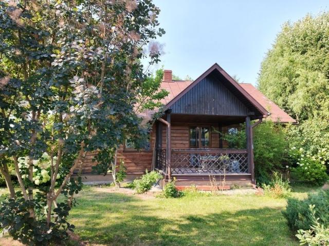 Dom z dużą działką, kominkiem i światłowodem