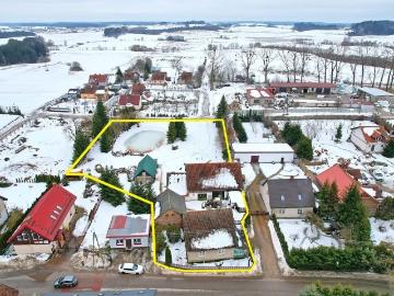 Dom z dużą działką i zabudowaniami gospodarczych