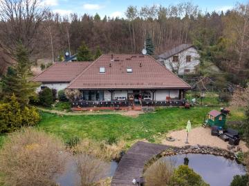 Dom z dużą działką, lasem, garażem i tarasem 30 m²
