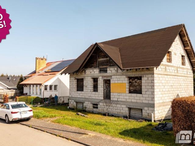 Dom z dużą działką i pozwoleniem na budowę