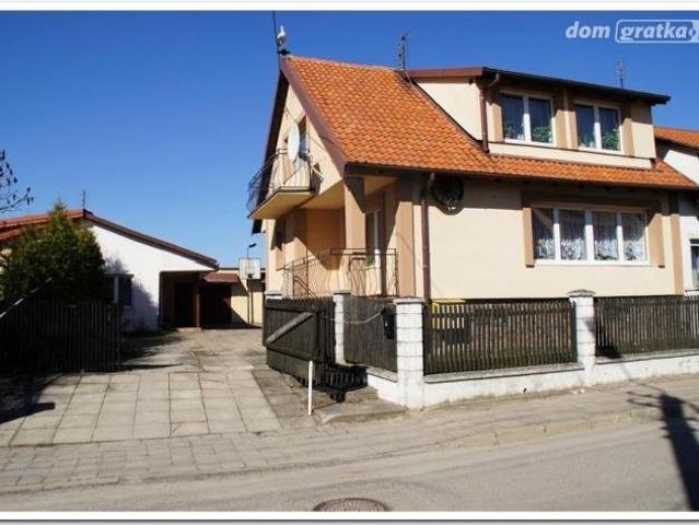 Dom z garażami i ogrodem w Giżycku – 110 m2, balkon, piwnica