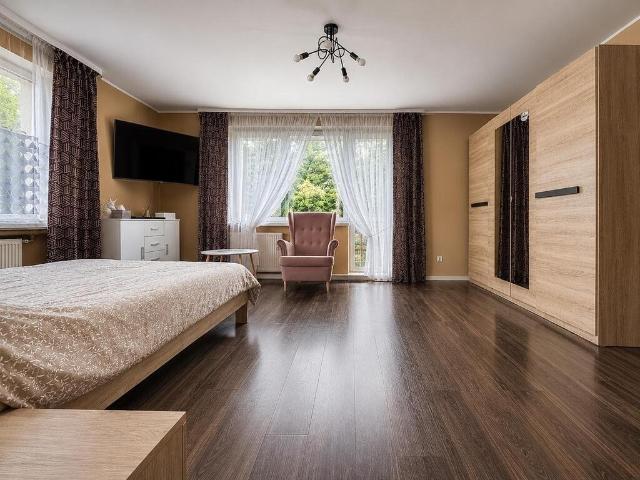 Dom z garażem, ogrodem i panoramicznymi widokami