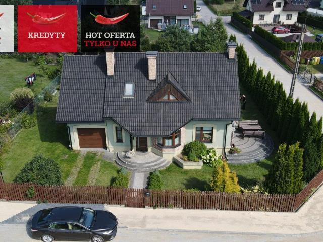 Dom z garażem i dużym salonem w Zielonej Wsi polecam!