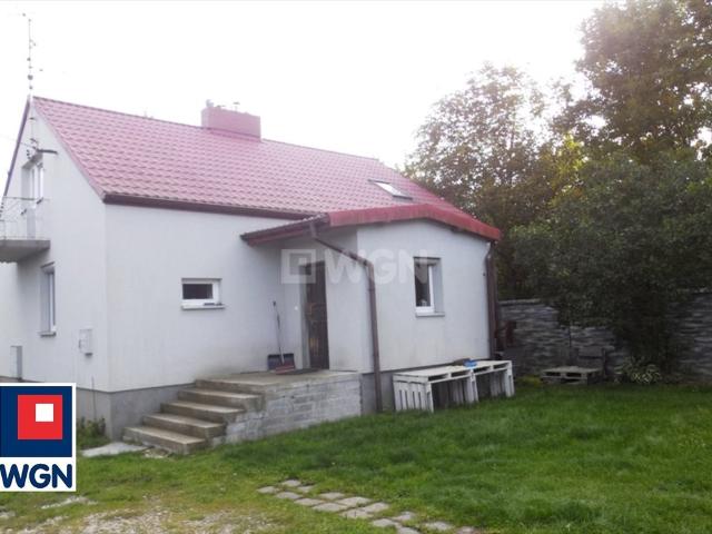 Dom z panelami fotowoltaicznymi i ogrzewaniem podłogowym zapraszam