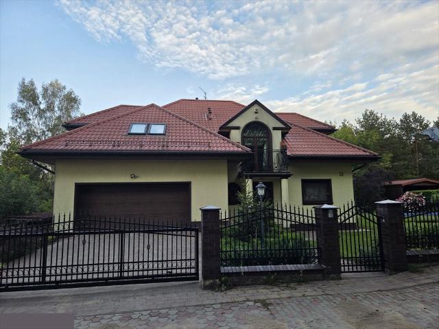 Dom z garażem 322 m² w Nowodworcach z ogrodem