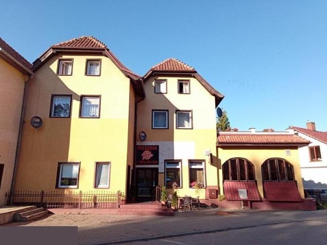 Dom z lokalem gastronomicznym i mieszkaniami w Bartoszycach polecam!