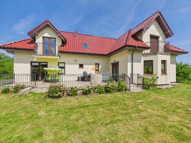 Dom z niezależnym mieszkaniem, 5 sypialni, tarasy zapraszam